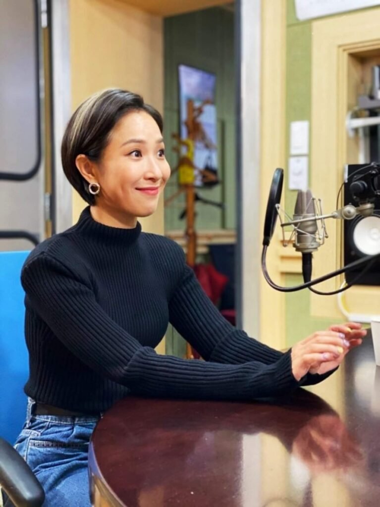Chu Da-hye doing a radio broadcast