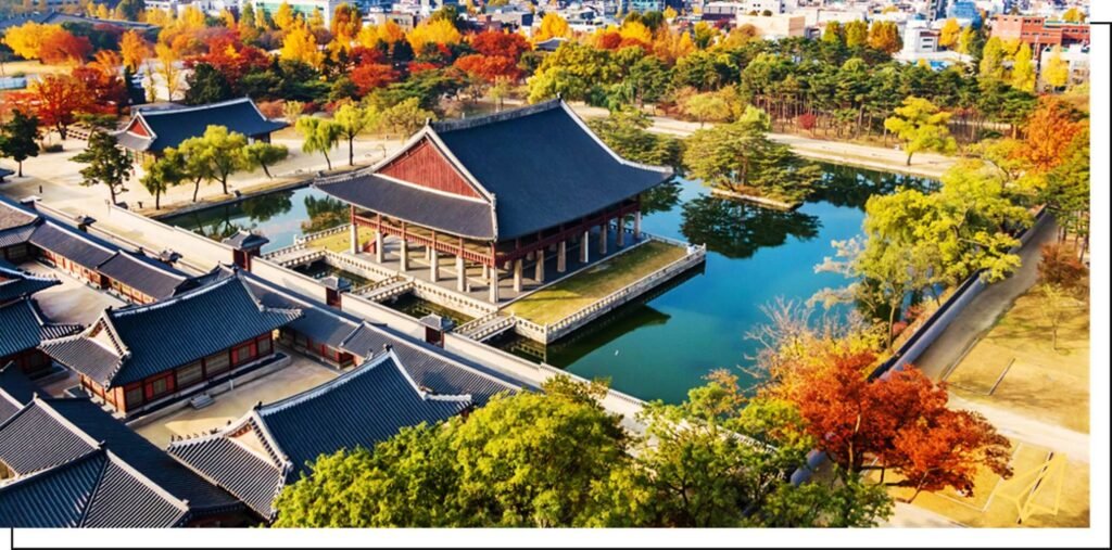 The appearance of Gyeongbokgung Palace in harmony with autumn foliage
