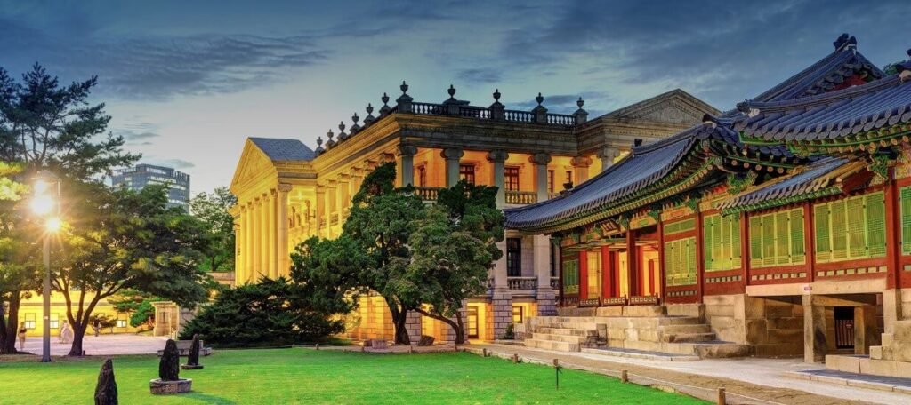Nighttime photos of Gyeongbokgung Palace at sunset