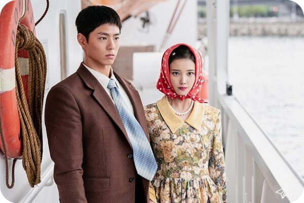 IU and Park Bo-kyung are standing on the railing of the cruise ship