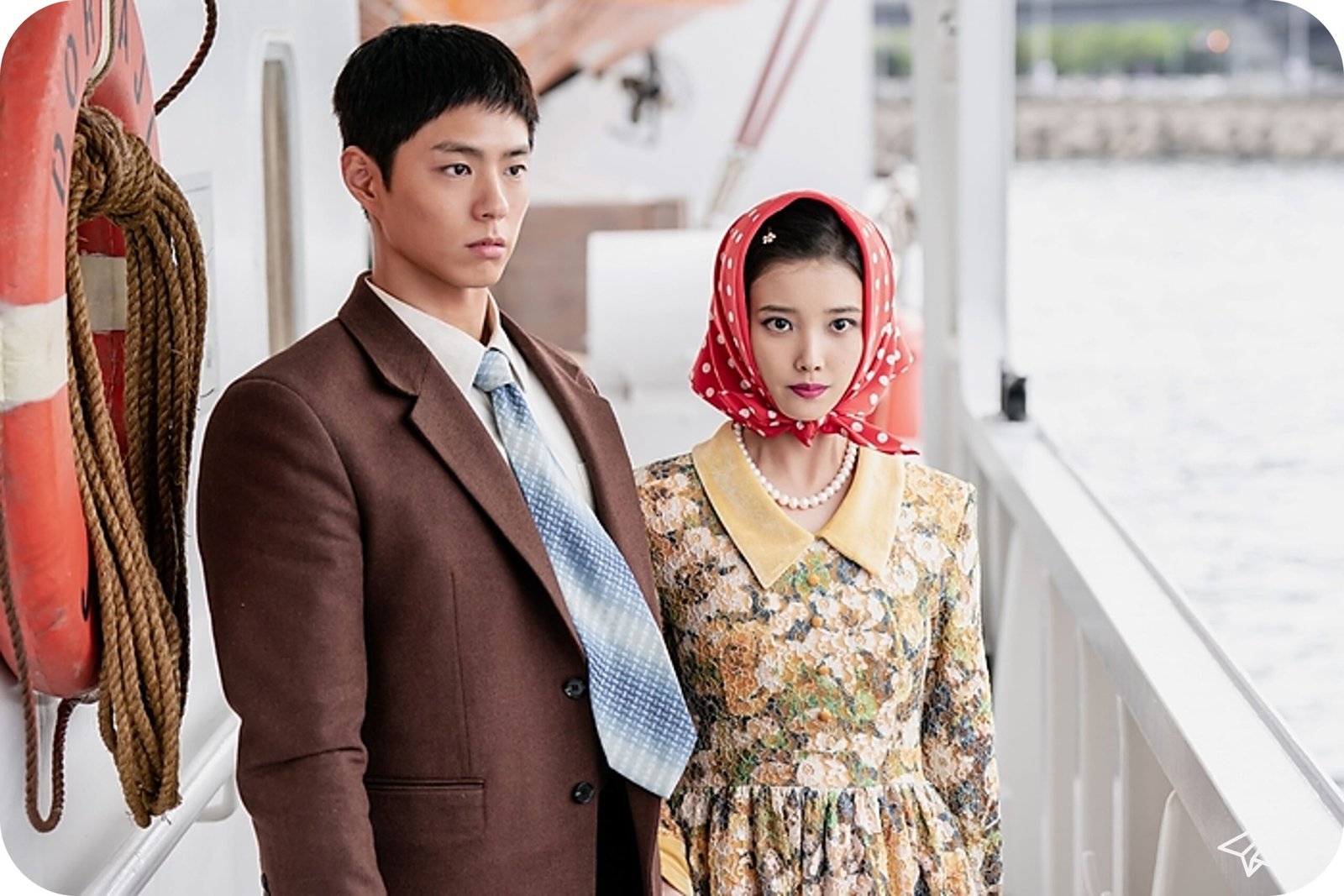 IU and Park Bo-kyung are standing on the railing of the cruise ship