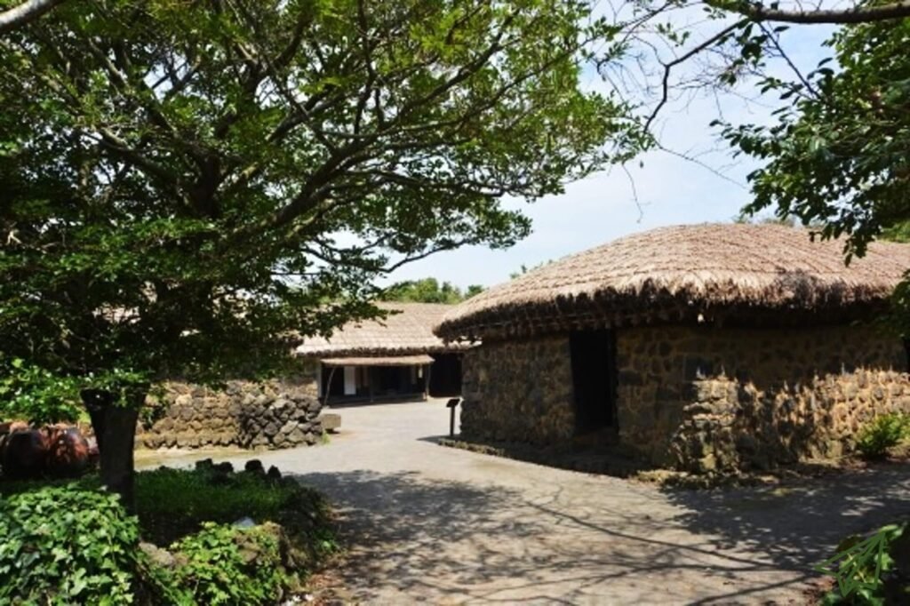 There is a thatched house built in the traditional style of Jeju's folk village.