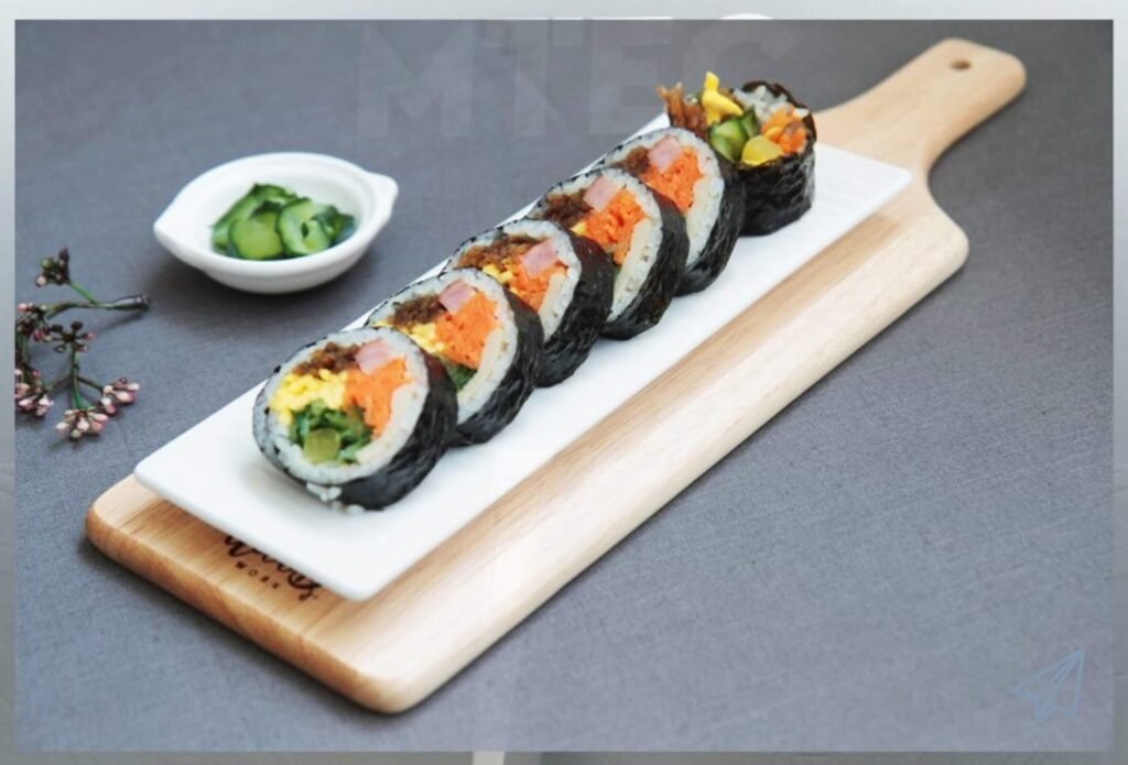 Vegetable kimbap is thinly sliced โโand plated.