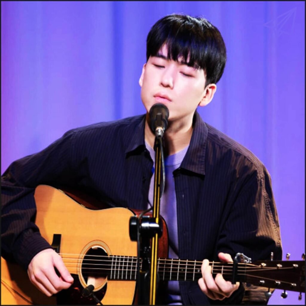 Kwak Jin-eon playing guitar and singing