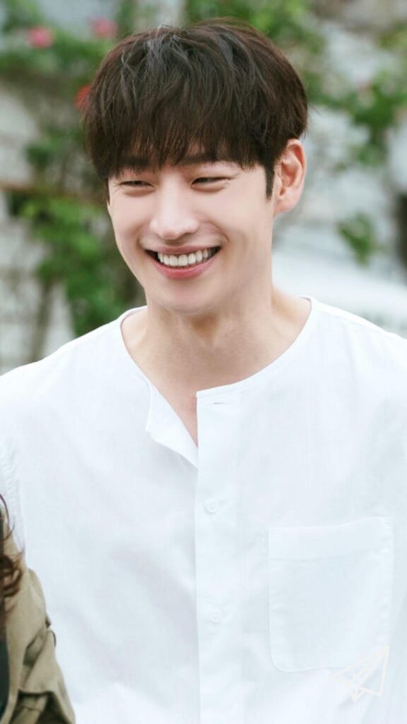 Actor Lee Je-hoon's bright smile