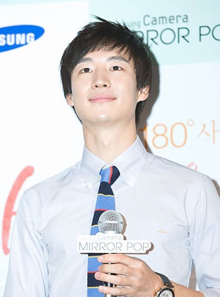 Actor Lee Je-hoon wearing a tie and white shirt during his college days
