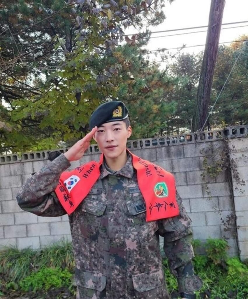 Woo Do-hwan salutes in his military uniform before being discharged from the military
