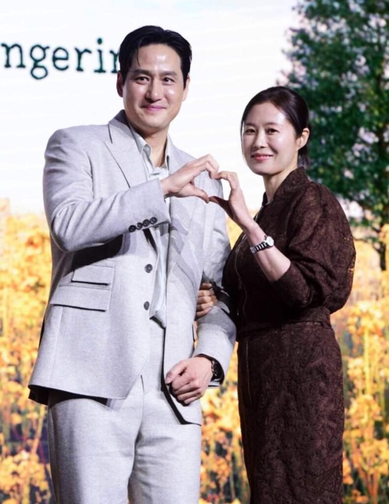 Park Hae-joon and Moon So-ri are smiling while making a heart with their hands