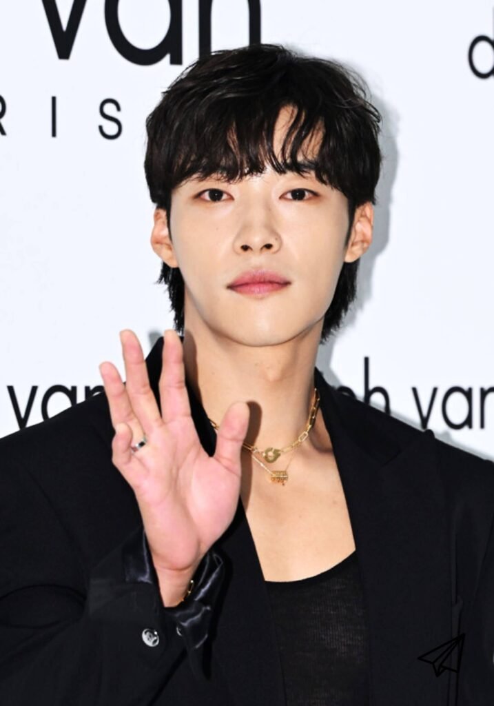 Actor Woo Do-hwan waves when looking at the camera