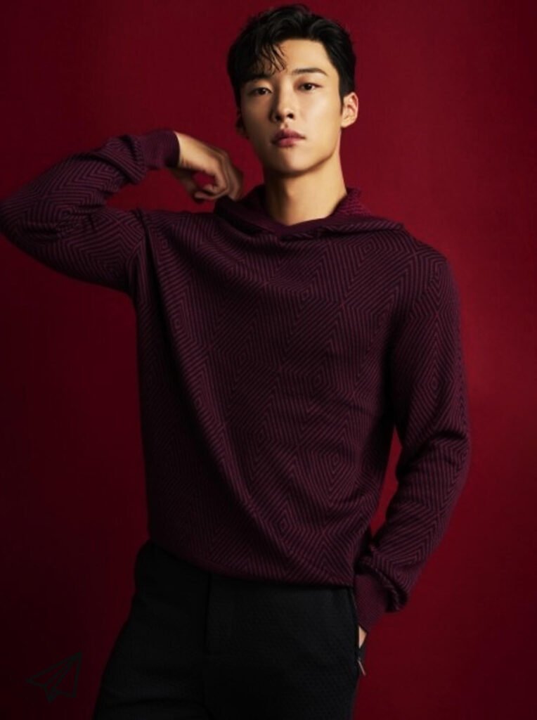Woo Do-hwan standing and posing while wearing a purple T-shirt