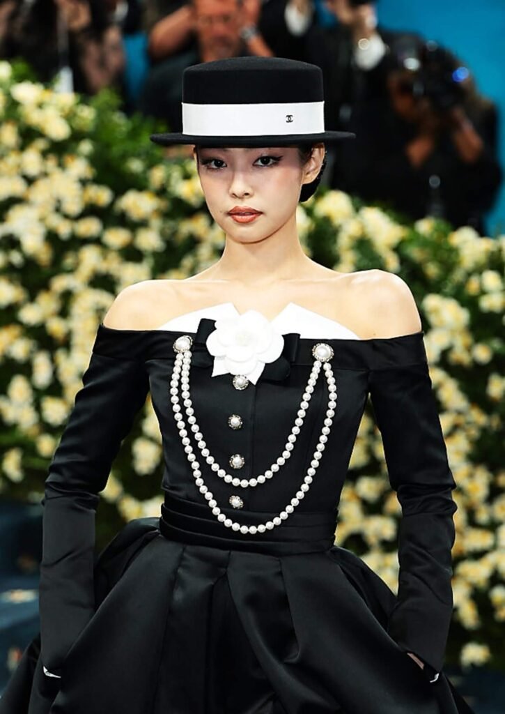jennie black dress2