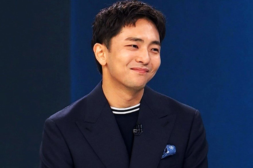 Author Park Hyu-cheon smiling while appearing on TV.